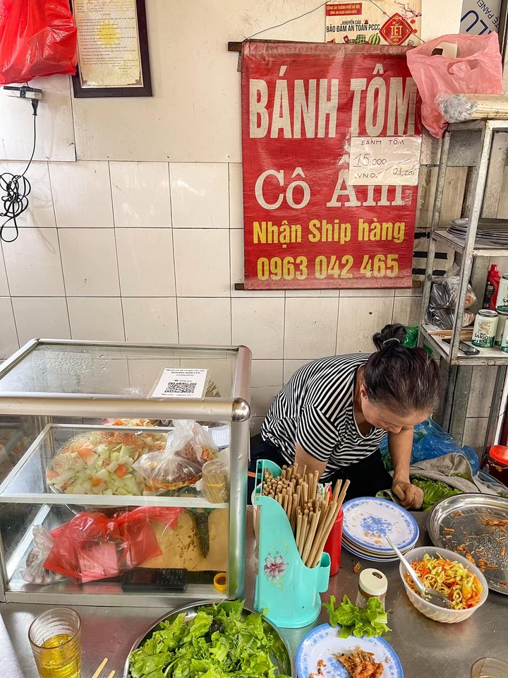 “BÁNH TÔM CÔ ẦM” - quán Bánh Tôm ngon số 1 Ngõ Chợ Đồng Xuân