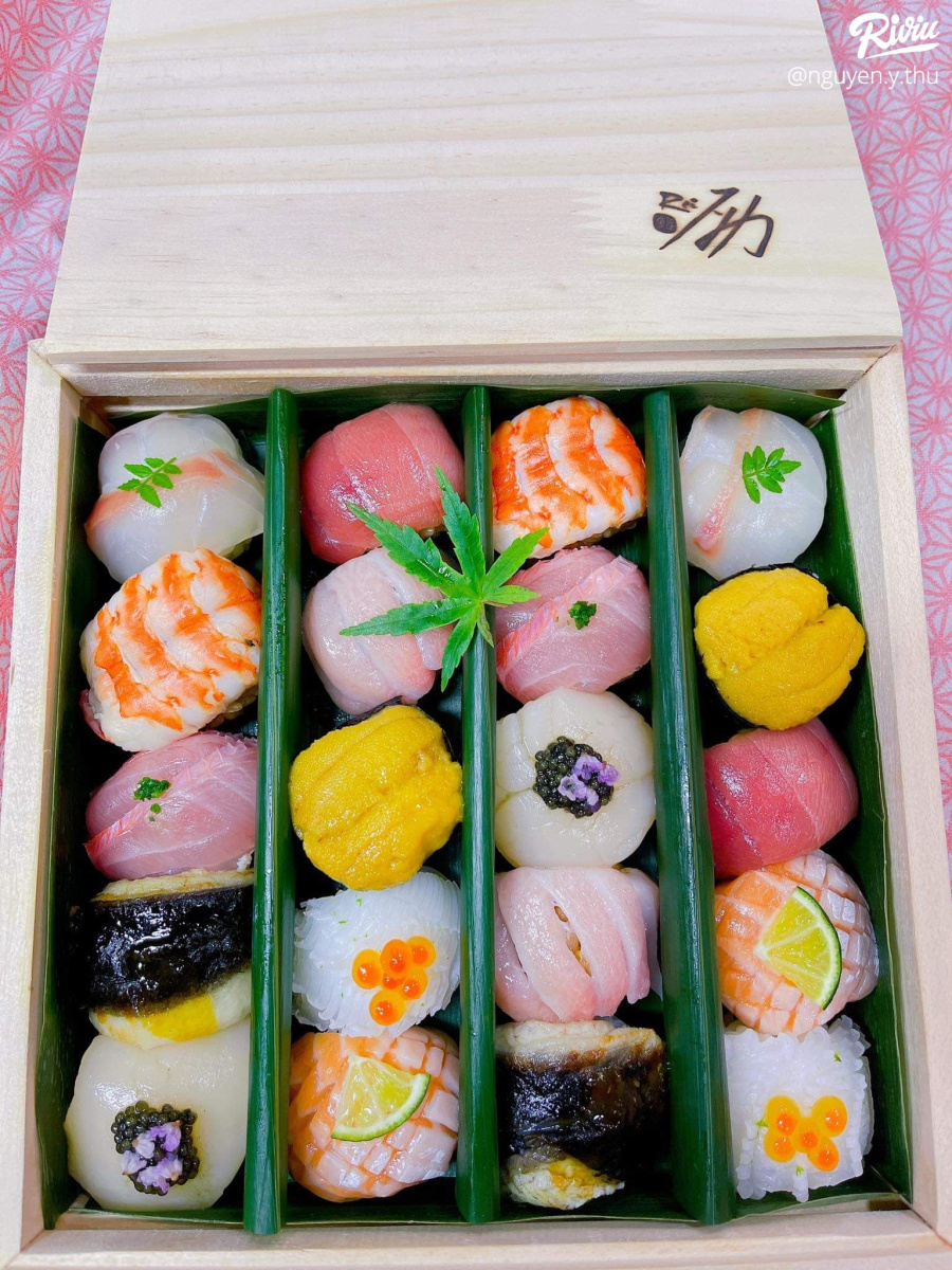 Bữa qua nhà bà chị chơi, được chồng bả mời set sushi ăn thử :)) . Ban đầu định chọn...