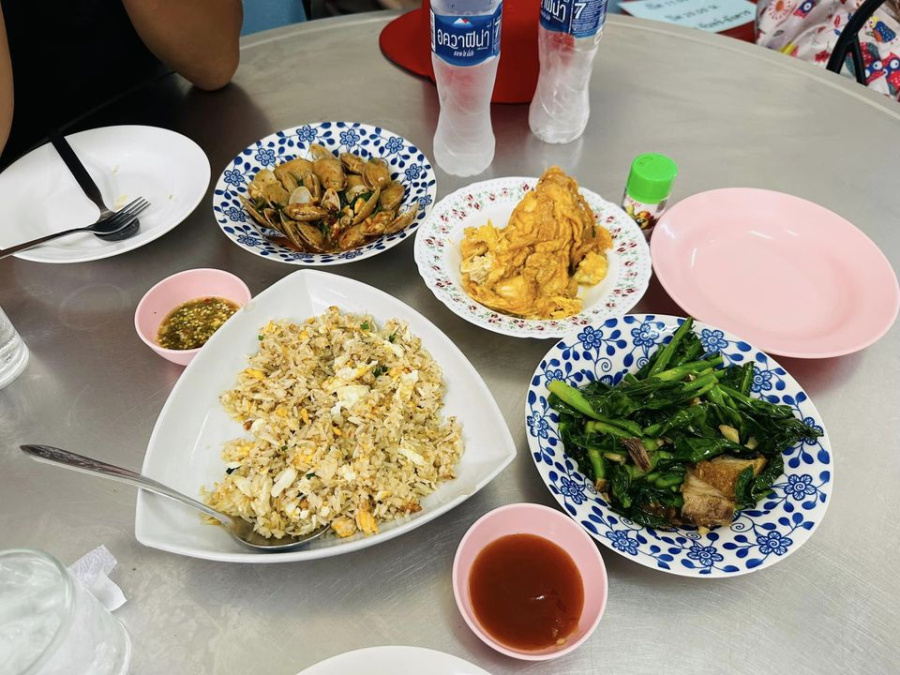 Trải nghiệm quán ăn hơn 40 năm tuổi ở Bangkok có gì ngon ?