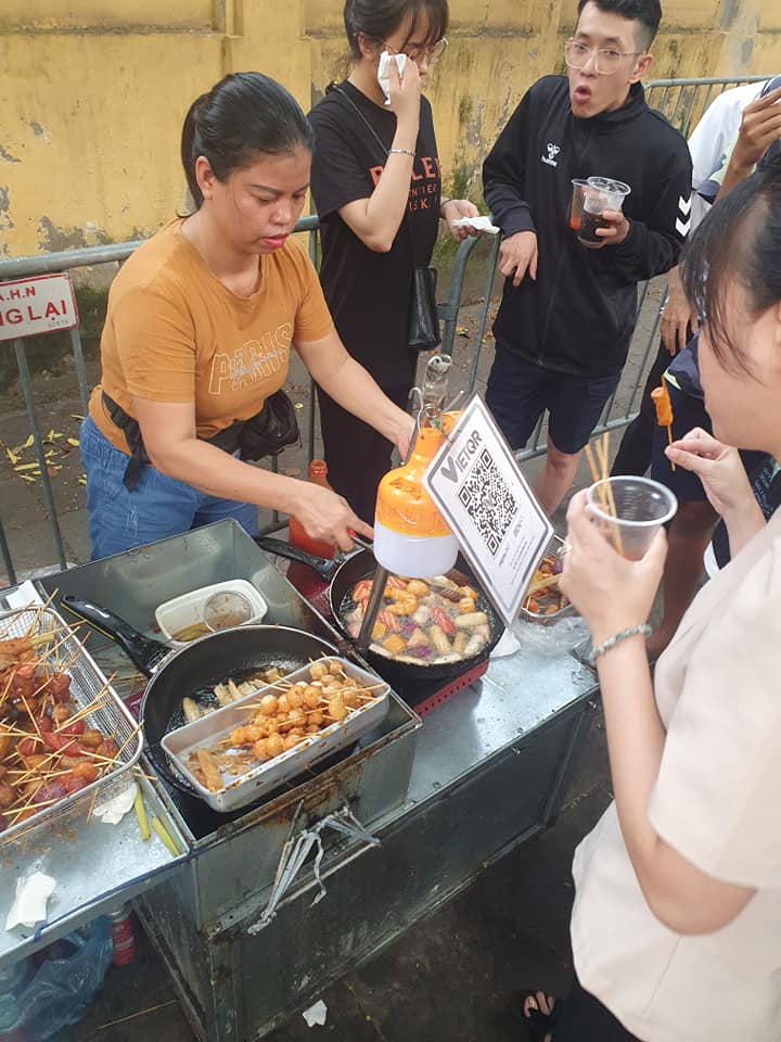 Cổng trường cấp 3 Phan Đình Phùng ngay lúc này  mn túm tụm ăn hết xiên bẩn của cô bán hàng