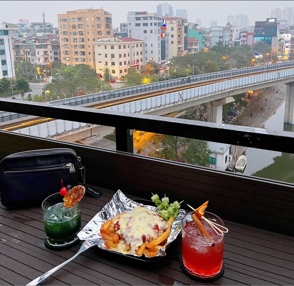 Quán pub Ánh Trăng view rooftop bao trọn hồ Hoàng Cầu
