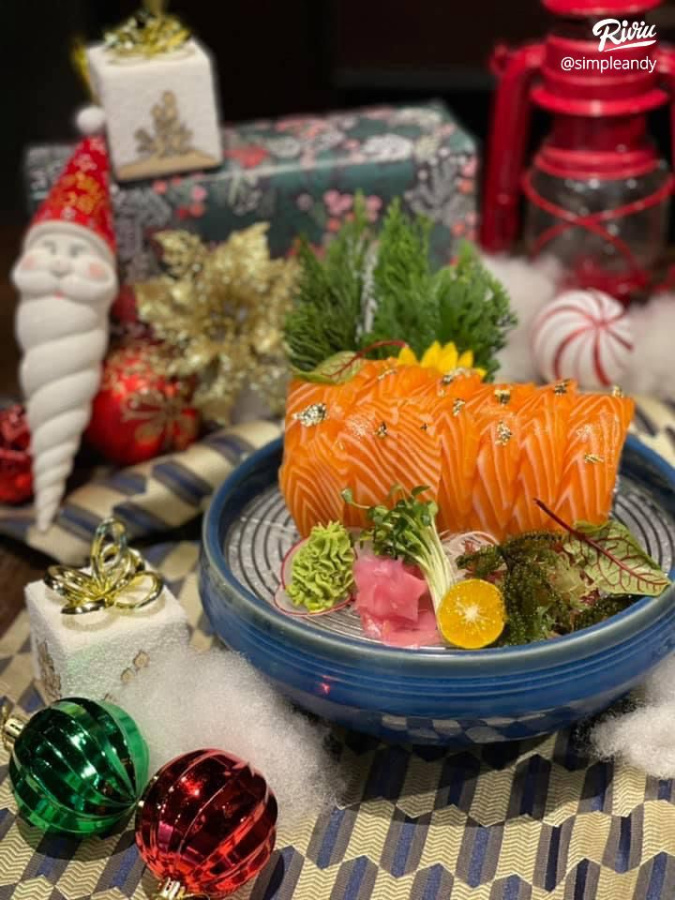 Bánh Giáng Sinh Sashimi Cá Hồi cực chất chỉ có ở Mùa Vàng The Warehouse - 268 Đường Tô Hiến Thành, Quận 10, Phường 15