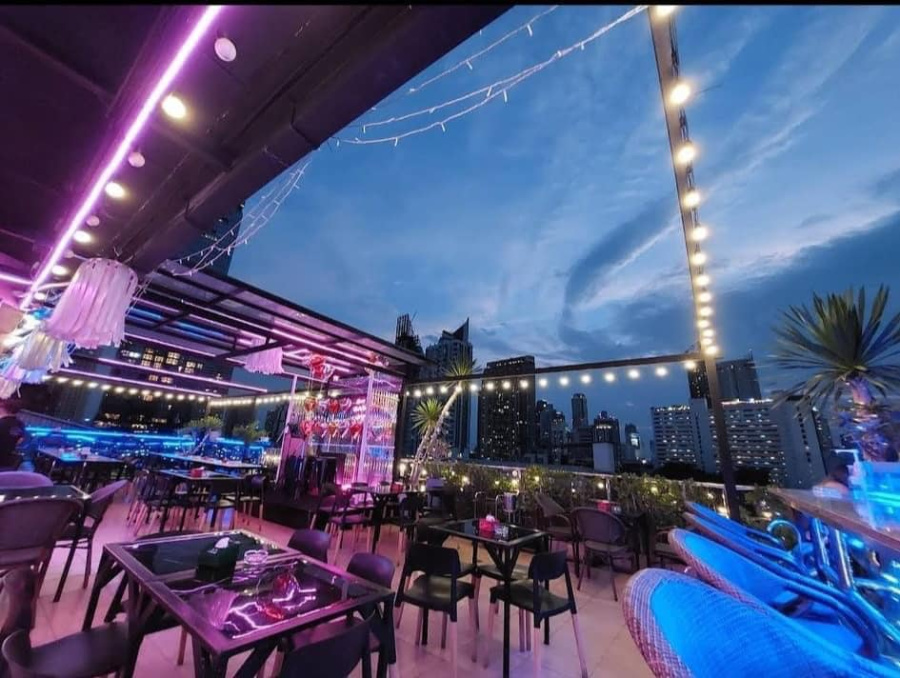 1 chiếc quán rooftop bar ngay khu vực silom ngắm được toàn view thành phố !!!