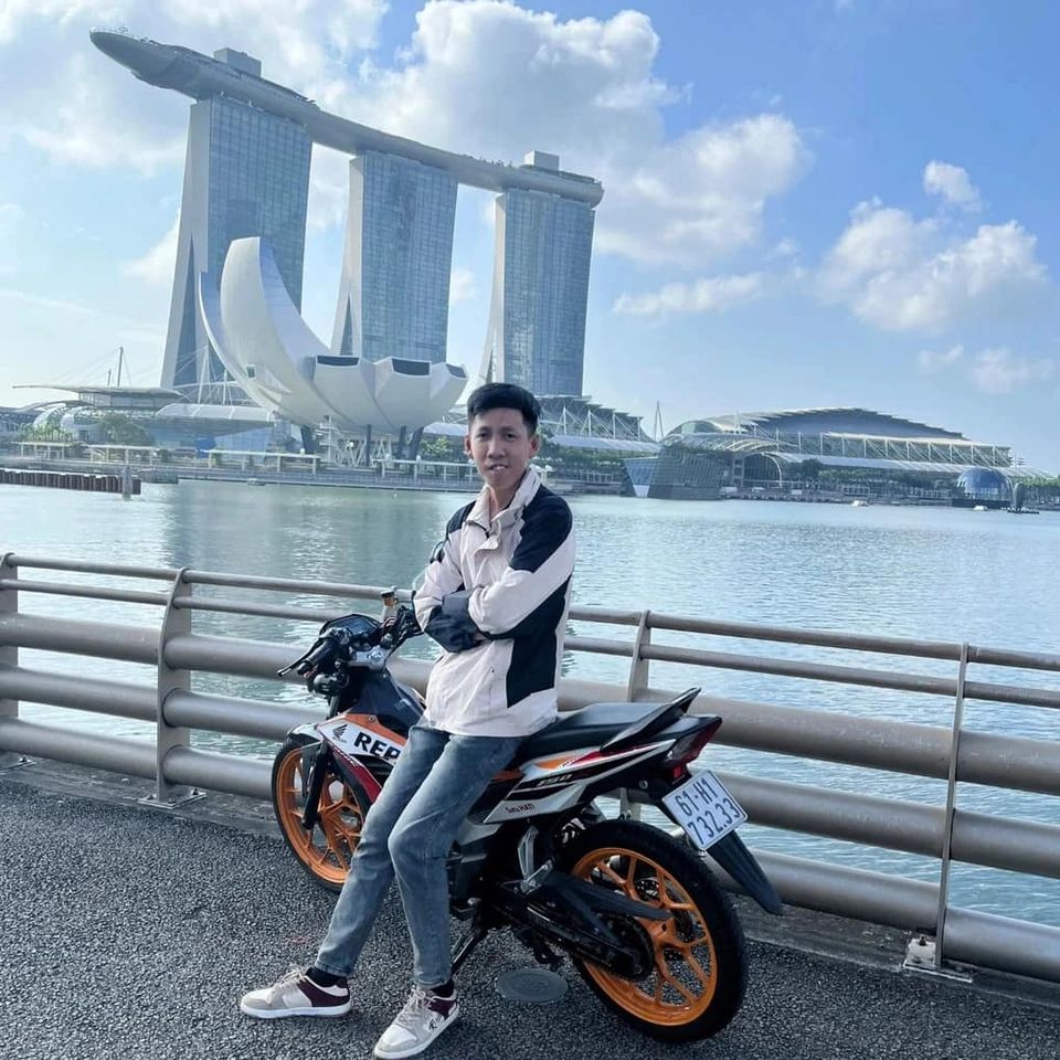 Chàng trai Việt tự lái xe máy 7 ngày 7 đêm từ Việt Nam sang Singapore