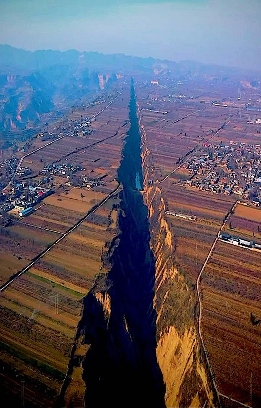 Thung lũng tách giãn Great Rift nằm ở Pinglu, Sơn Tây trên cao nguyên Hoàng Thổ, một vùng cao nguyên ở phía bắc miền trung Trung Quốc có diện tích khoảng 400.000 km2. Nó được hình thành do sự chuyển động bên trong lớp vỏ trái đất và dài khoảng...