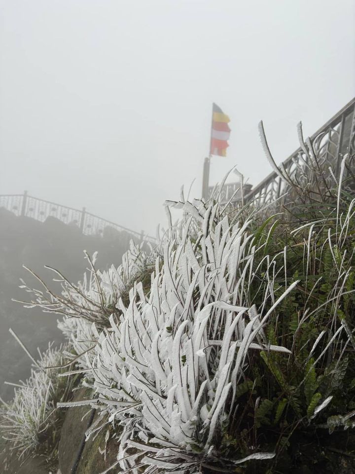 Lạnh dưới 0°C, Chùa Đồng Yên Tử xuất hiện băng tuyết