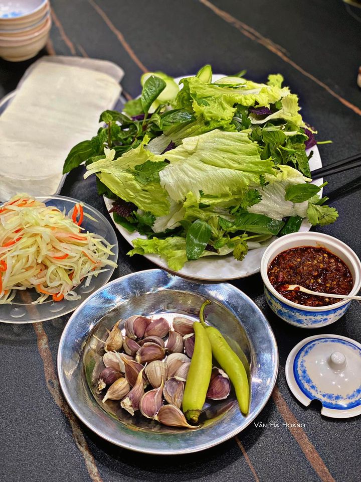Lần đầu tiên ở Hà Nội được ăn nem lụi với bò nướng lá lốt ngon như thế này!!!