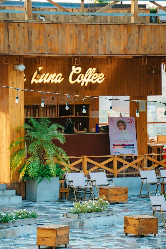 Cùng ngắm vibe rất thu tại La Luna Coffee - tiệm cà phê hot nhất Hạ Long năm vừa rồiii