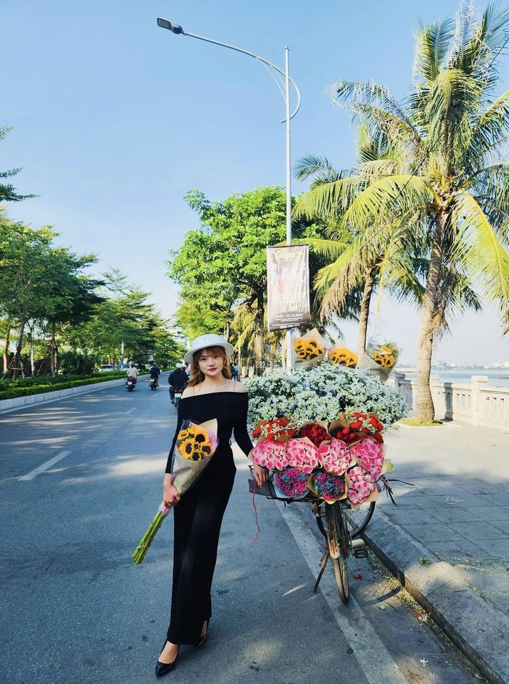 Lũ bạn mình ở quê hay bảo: Sống ngoài Phố mà chẳng đi chụp ảnh hoa mùa Thu Hà Nội… mình bảo: tao sợ đông,  lên đường Thanh Niên với Phan Đình Phùng nhìn mọi người xếp hàng hãi lắm.