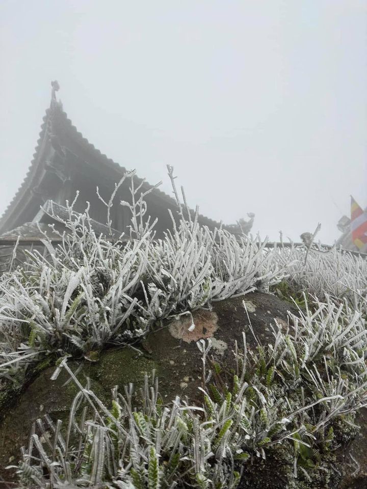 Lạnh dưới 0°C, Chùa Đồng Yên Tử xuất hiện băng tuyết