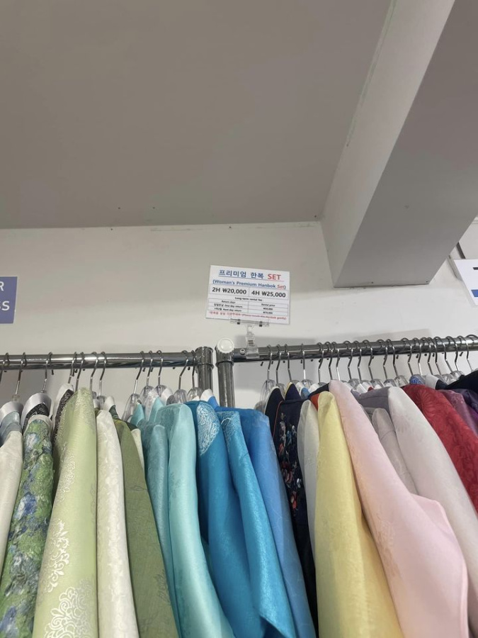 Tip nhỏ cho các bạn mướn hanbok giá đẹp chất lương. Nếu các bạn chịu khoa đi bộ qua bên...