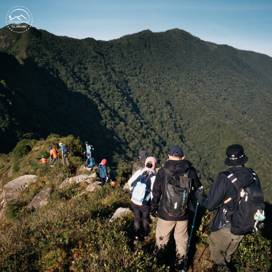 Muốn biết cảnh sắc núi non Việt Nam hùng vĩ thế nào, nhất định phải đi trekking Tà Xùa - Yên Bái một lần bạn nhé!