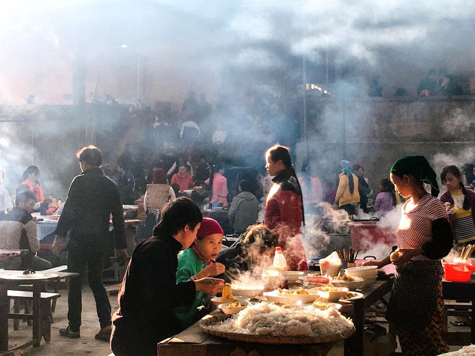 Chợ phiên Mèo Vạc đượm màu khói ấm trong cái lạnh buổi sáng nơi miền cao nguyên đá thân thương