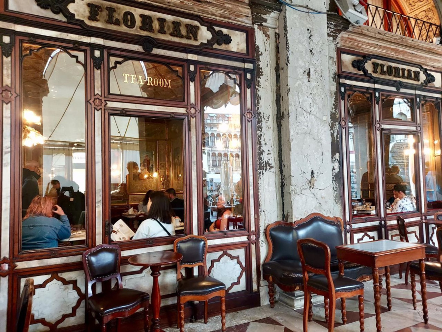 Caffè Florian  tuổi đời hơn 300 năm kể từ 1720 quán cafe nổi tiếng nhất Venice về mặt lịch sử.