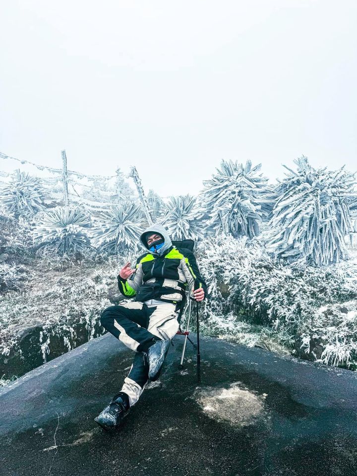 Chịu chơi nhất lúc này, chàng trai chạy xe dưới trời âm độ C lên đỉnh Mẫu Sơn săn băng tuyết
