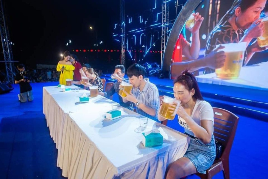 Cuộc thi uống bia tại lễ hội ẩm thực Móng Cái