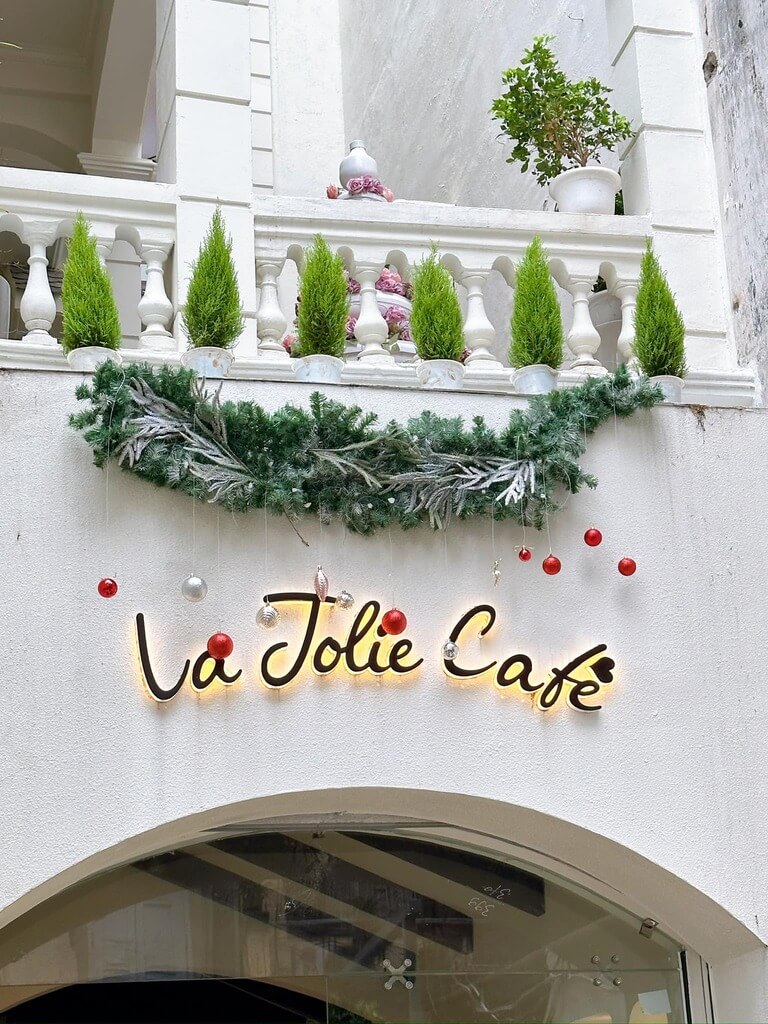 Review quán La Jolie Café